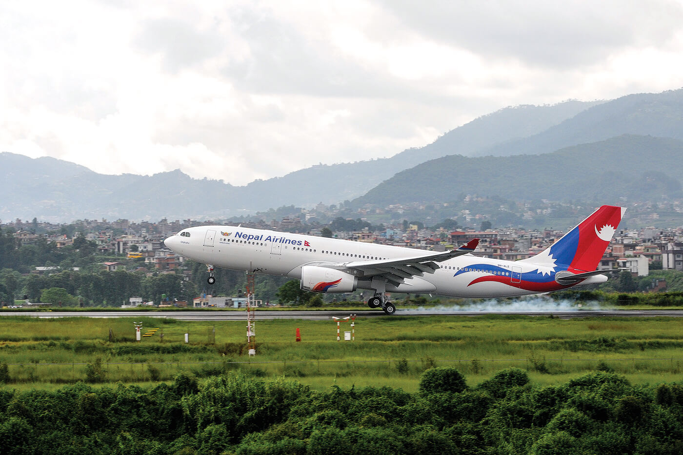 नेपाल एयरलाइन्सले ल्यायो चीनबाट स्वास्थ्य सामग्री