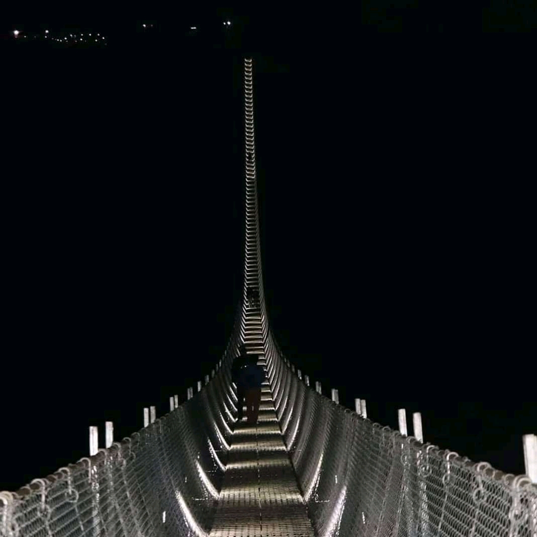 रातमा पनि चम्कन्छ झोलुङ्गे पुल, फोटो खिच्न एकरात बास