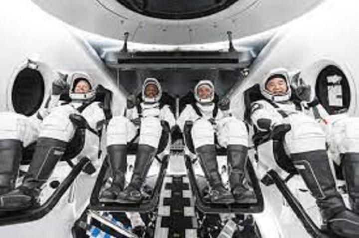 चार जना अन्तरिक्ष यात्री पृथ्वीमा सकुशल अवतरण