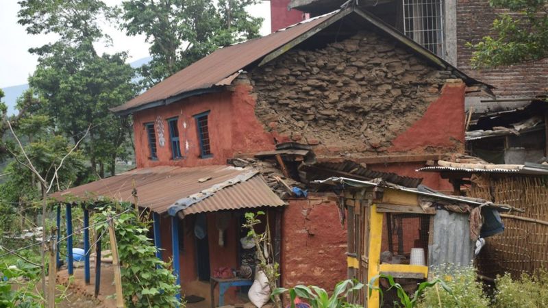 लम्जुङ भुकम्प : पहिलो भूकम्पपछि ‘दुई दर्जनभन्दा बढी पराकम्प’, केही मानिस घाइते