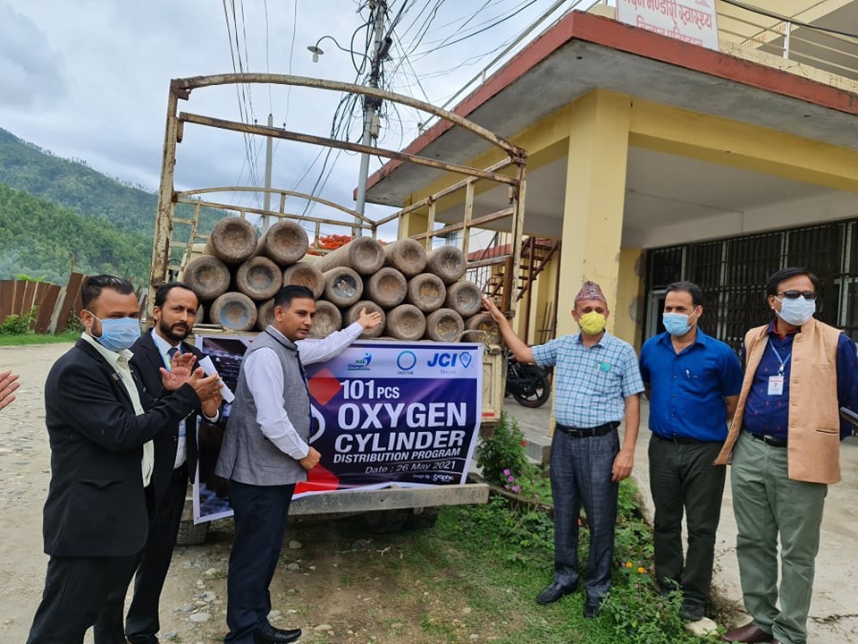 नेपाल जेसीजद्वारा  हेटौंडा अस्पताललाई १ सय १ थान अक्सिजन सिलिण्डर सहयोग