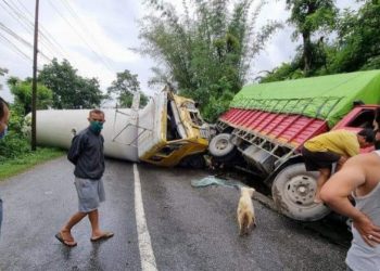 ट्रक र ग्यासको बुलेट ठोक्किँदा पृथ्वी राजमार्ग अवरुद्ध