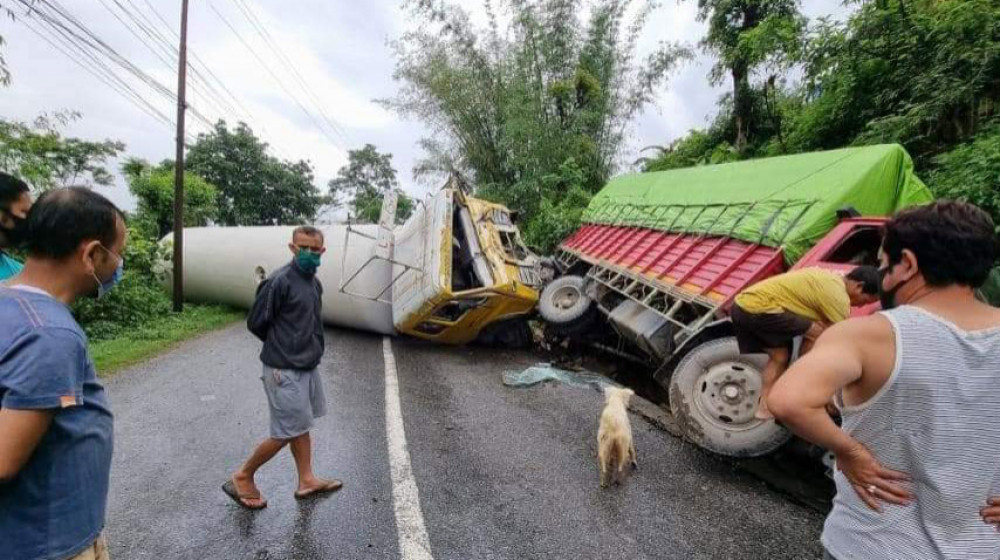 ट्रक र ग्यासको बुलेट ठोक्किँदा पृथ्वी राजमार्ग अवरुद्ध