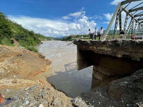 मानपुर-डेढगाउँ सडक खण्डको मोटरेबल पुलमा कालीगण्डकीको बाढीले क्षति: आवागमन बन्द 1