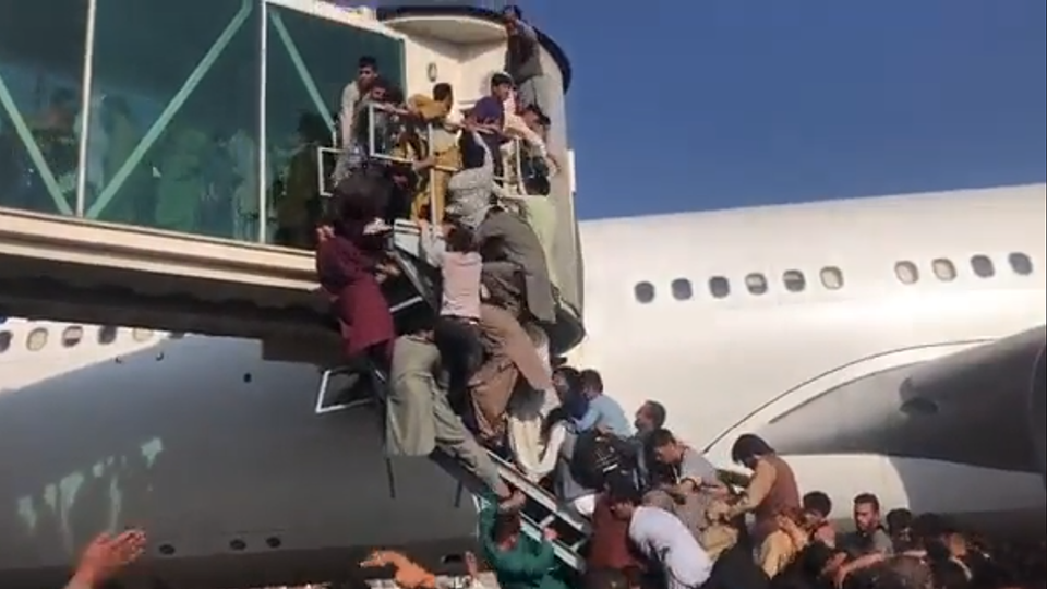 अफगानिस्तान छाड्न चाहनेहरूको भीडले भरियो विमानस्थल, प्लेनमा झुण्डिनका लागि मारामार (भिडियो)