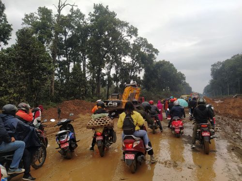 झरीका कारण डाईभर्सन हिलो हुदाँ पुर्व पश्चिम सडक अवरुद्ध 1
