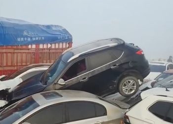 चीनमा २०० गाडी आपसमा ठोक्किए, एक जनाको मृत्यु