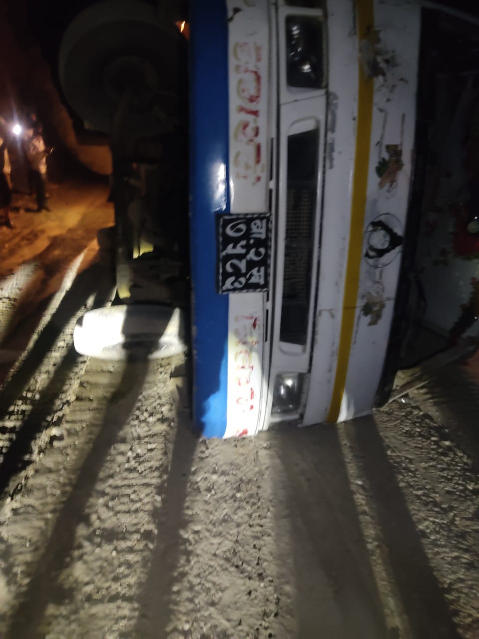कालीगण्डकी करिडोरको गैंडाकोट बुलिङ्गटार  सडक खण्डमा बस दुर्घटना : ९ जना घाईते